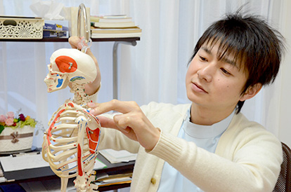 おちあい・接骨院は、交通事故によるむち打ちや後遺症、肩こり、腰痛をはじめ産後の骨盤矯正、姿勢矯正まで幅広く対応